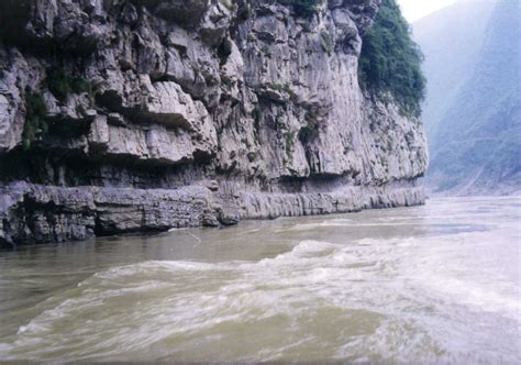 山峡在长江上游重庆奉节县与湖北省什么市之间