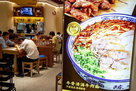 上海恢复堂食的首个周末市民排队买早点：多等一会也无妨__财经头条