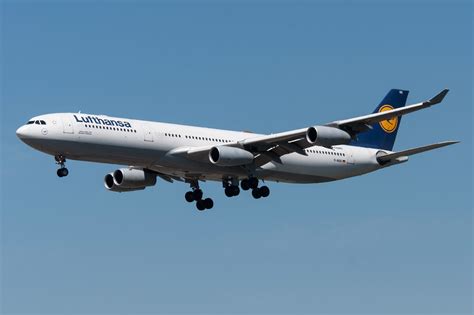 Lufthansa A343 at Frankfurt on Mar 14th 2022, door open indication ...