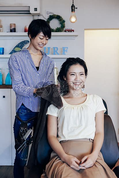 女人在理发店做造型高清图片下载-正版图片502054657-摄图网