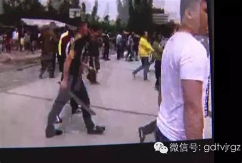 上海世外小学发生砍人事件后，市民纷纷来到孩子遇害地点献花哀悼