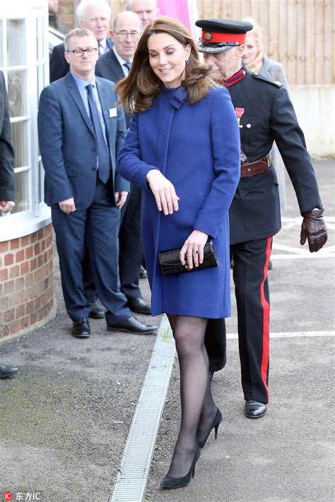 凯特王妃怀孕仍坚持丝袜高跟 鞋跟被卡这次被坑糗了！
