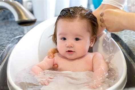 婴儿洗澡频率（冬天如何给宝宝洗个暖暖的澡）-幼儿百科-魔术铺