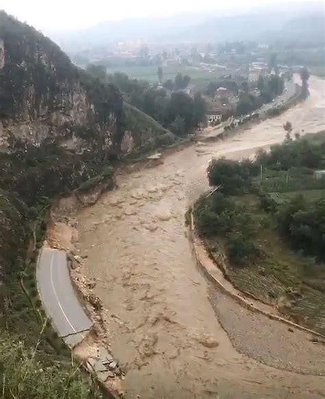 綦江80年来最大洪水洪峰过境现场：洪水淹没路灯 居民登楼顶避难_新浪新闻