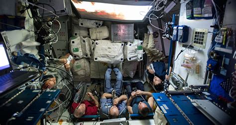 瞧！国际空间站的宇航员在什么？自拍吗？_凤凰网视频_凤凰网