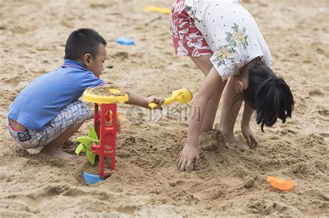 小朋友在沙滩上玩耍高清图片下载-正版图片500615978-摄图网