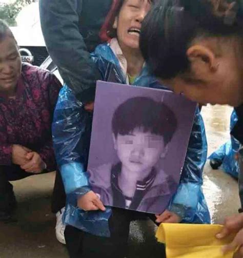 河南一初中生校内死亡 家人称被同学“一脚跺死”(图)_手机凤凰网