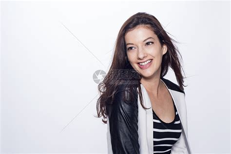 长黑头发微笑的年轻女子片场肖像高清图片下载-正版图片501848318-摄图网