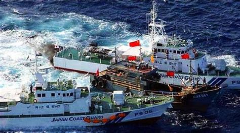 菲律宾人在黄岩岛捕鱼 中国海警在旁巡弋