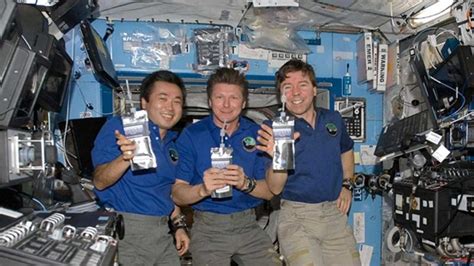 宇航员在太空是怎么喝水的呢？