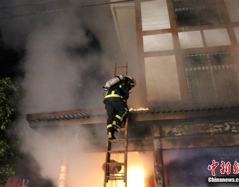 火警消防员抱着得救女孩图片_卡通手绘_编号12655001_红动中国