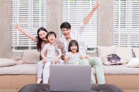 年轻父母陪孩子看电视高清图片下载-正版图片500436565-摄图网