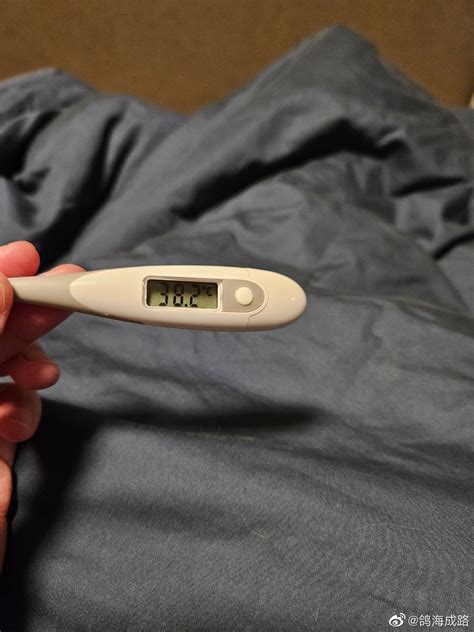 睡前测了下体温38.2°，今天低烧了一天37°+，晚上还变高了……|疫苗_新浪新闻