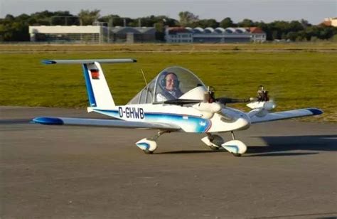世界上最小的飞机，蟋蟀机仅75公斤高1.2米_巴拉排行榜