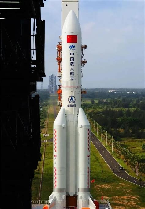 菲律宾发现中国火箭残骸？印着“五星红旗”，当局：确认是长征五号B|残骸|火箭|整流罩_新浪新闻