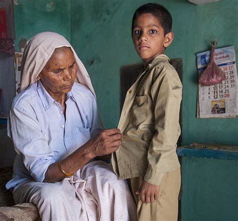 印度老妇在70岁的时候生下一子，和儿子外出常被误认为是“祖孙”