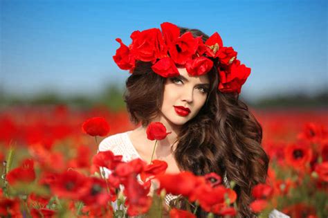 女人拿着红玫瑰图片-拿着红玫瑰的美女特写素材-高清图片-摄影照片-寻图免费打包下载