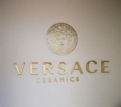 OMG！Versace范思哲开新店，最引人注目的居然是一面墙！_新浪家居