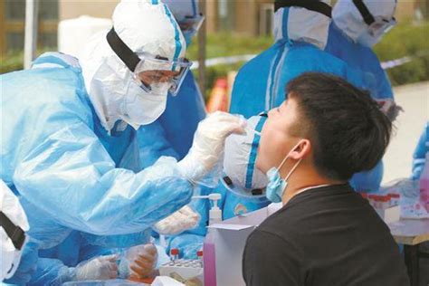 [新华网]南京核酸检测现场：战疫人不眠