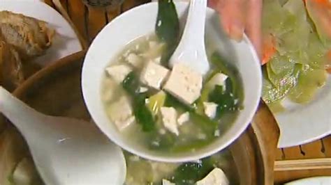 影视里的真香豆腐汤：张译吃白菜豆腐汤，范伟吃豆腐汤最有营养_新浪新闻
