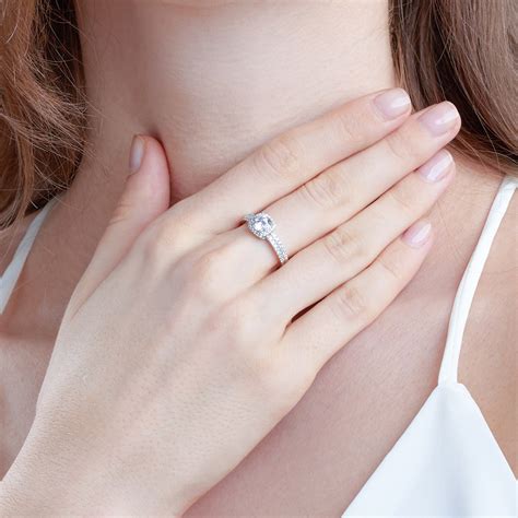 隆龙珠宝 厂家直销2024年新款925银欧美时尚简约白锆方形围边戒指-阿里巴巴