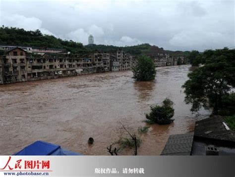 组图：四川南充遭暴雨袭击 一座桥梁被洪水淹没_新闻中心_新浪网