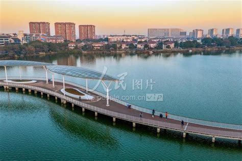 安徽芜湖：银湖公园水清岸绿景美-人民图片网