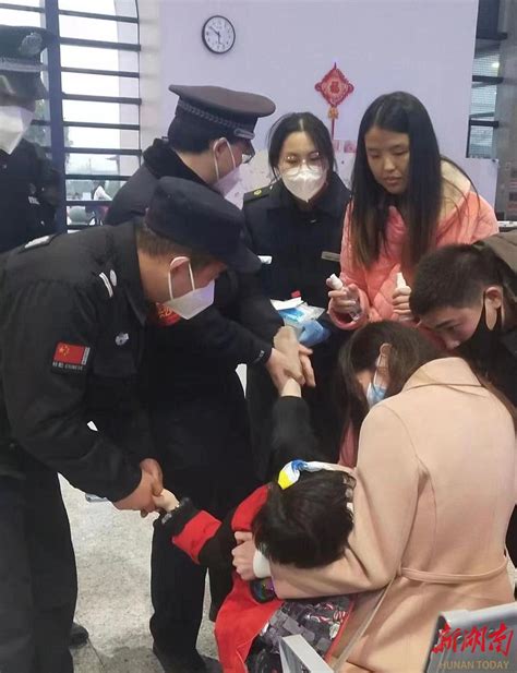 暖心!4岁男孩火车站内晕厥，众人紧急救援 - 健康要闻 - 新湖南