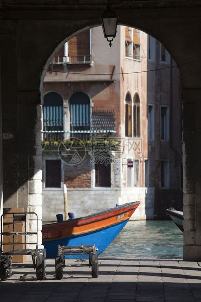意大利威尼斯的桥梁和历史建平台意大利威尼斯船夫场景镇高清图片下载-正版图片307946299-摄图网
