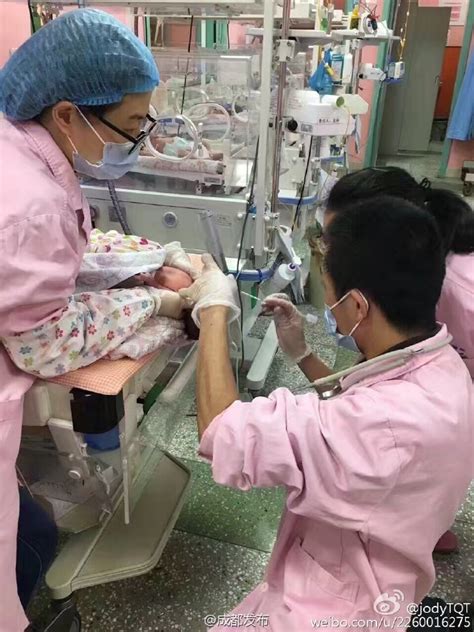 成都医生跪地半小时 抢救双胞胎早产儿 - 封面新闻