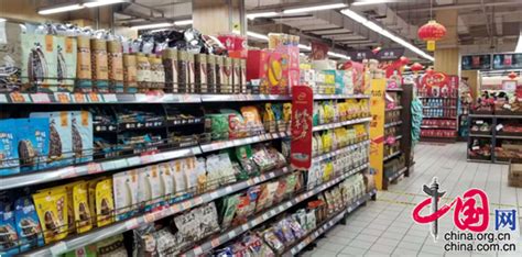 重庆社区超市生活物资充足 民众戴口罩出行选购