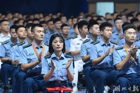 空军预警学院160名毕业生奔赴边疆_社会热点_社会频道_云南网