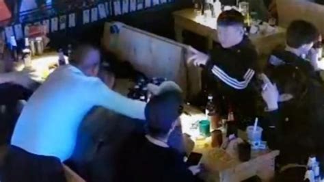山东一男子醉酒后袭胸辱骂出警民警，被行拘7天_凤凰网视频_凤凰网