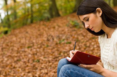户外树上读书的女孩高清图片下载-正版图片501438976-摄图网