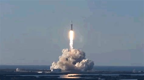美国“重型猎鹰”火箭点火试验 可能一周内发射_凤凰资讯