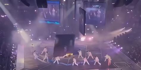 EXO香港演唱会两次突发事故，TAO,D.O.均摔落 : KpopStarz娱乐
