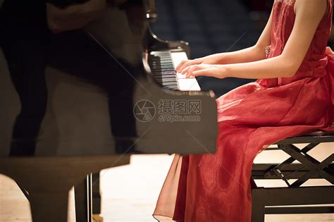弹钢琴的女孩高清图片下载-正版图片500605838-摄图网