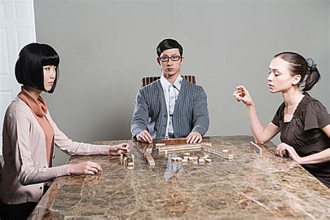 青年情侣玩扑克牌高清摄影大图-千库网
