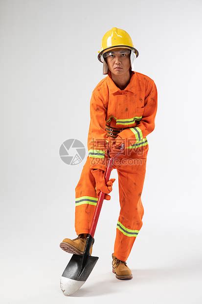 拿铁锹的消防员形象高清图片下载-正版图片501653560-摄图网