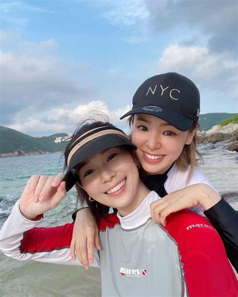 因拍戏而成闺蜜！TVB女艺人谭凯琪携女儿和杨秀惠在海边玩水合影