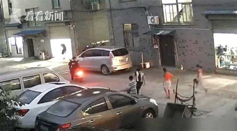 北京一公交车撞倒电动车 骑车男子被卷入车底_其它_长沙社区通