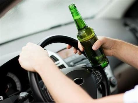 亚洲男子在车里喝酒开时使用手机高清图片下载-正版图片305633918-摄图网