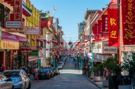 实拍越南最大的华人城市：50万华人群居打拼，店铺都是用中文展示