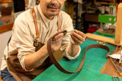 中年男性皮匠手工缝制皮带细节高清图片下载-正版图片501676429-摄图网