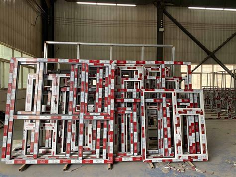 工厂生产铝和PVC门窗组装PVC门窗的体力工人高清图片下载-正版图片505819079-摄图网