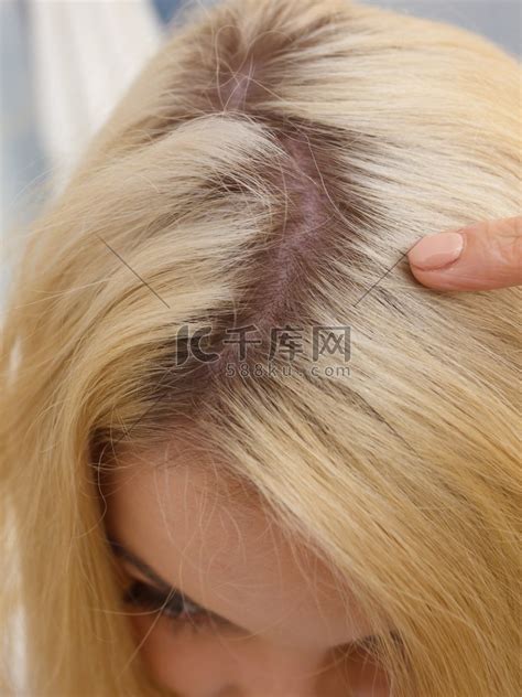 女人在金发女郎死后显示她的头发再生根。头发人物特写高清摄影大图-千库网