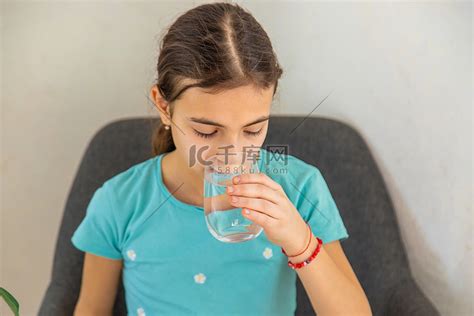 小学生从瓶子里喝水高清摄影大图-千库网