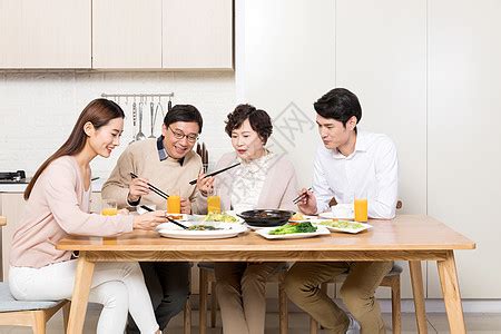 一家人一起吃饭背景_一家人一起吃饭摄影图片_一家人一起吃饭壁纸_摄图网