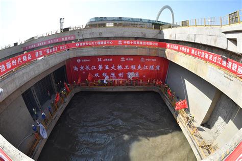 国内最大直径水下盾构公路隧道 南京长江笫五大桥夹江隧道工程全线贯通