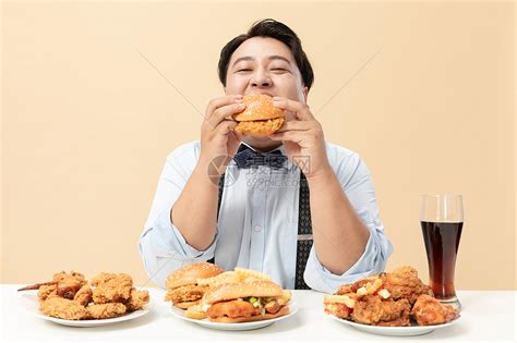 肥胖男生大口吃汉堡高清图片下载-正版图片501659017-摄图网